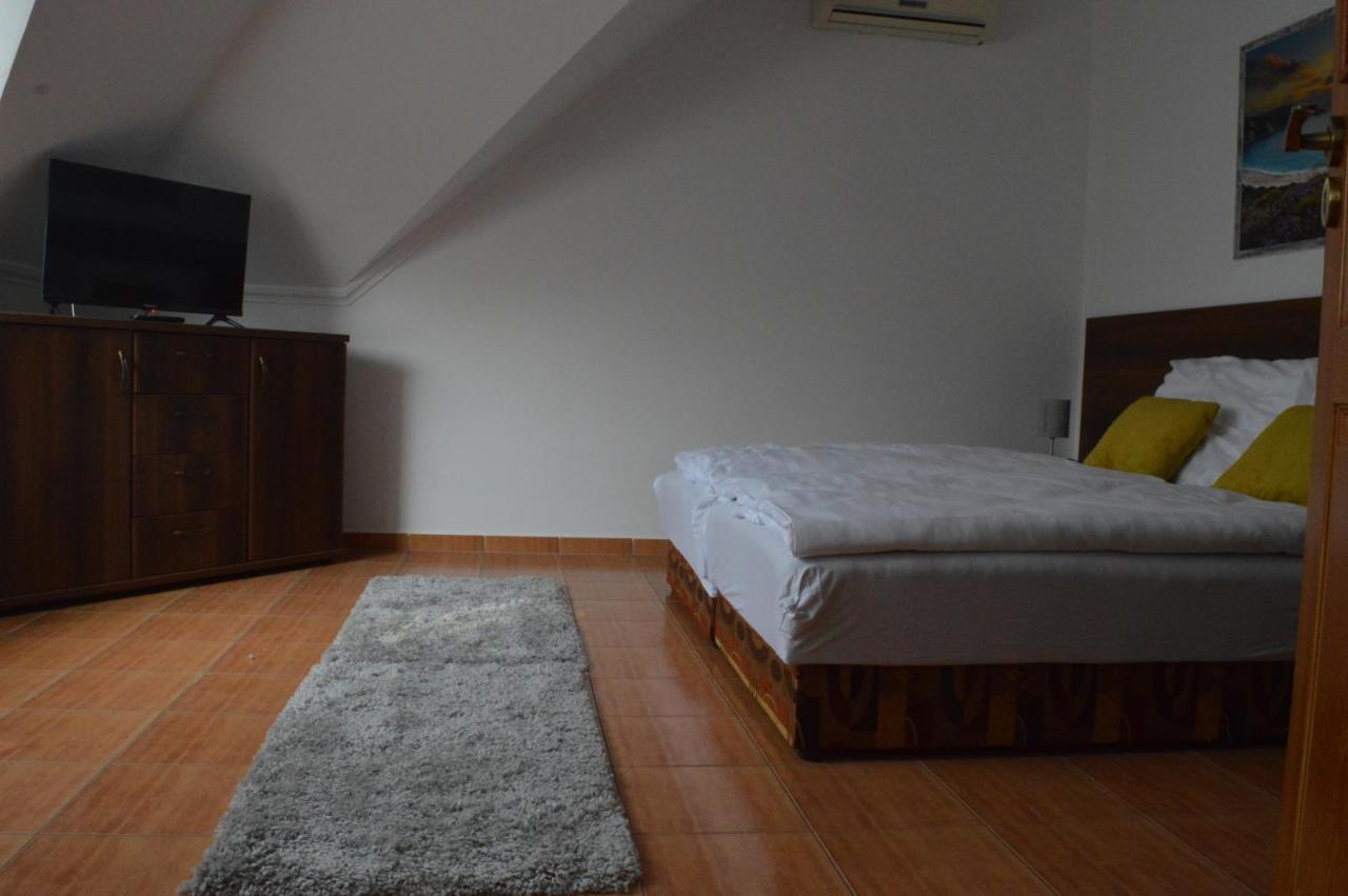 Aqua Oazis Apartman ハイデゥソボスロー エクステリア 写真